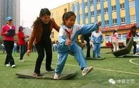 为什么内野手在接杀后习惯性地轻拍手套以确认球已稳稳进入球窝