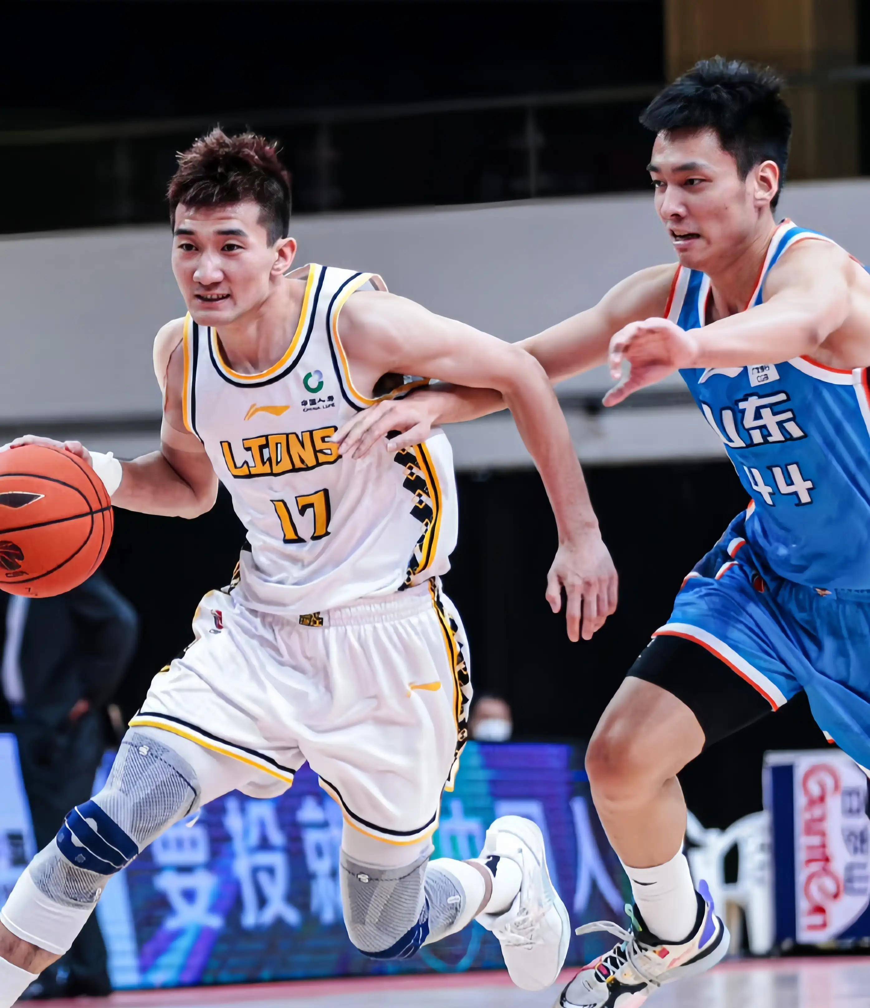 武磊颁奖时 武磊颁奖时